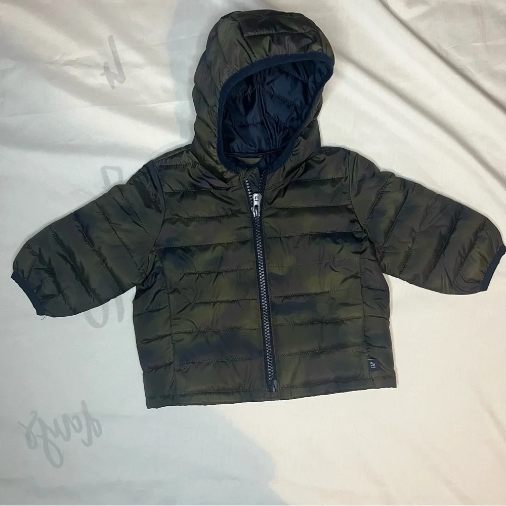 Baby Gap Cold Controlled Hooded Puffer Jacket in Green Camo in Size 0-6 Months